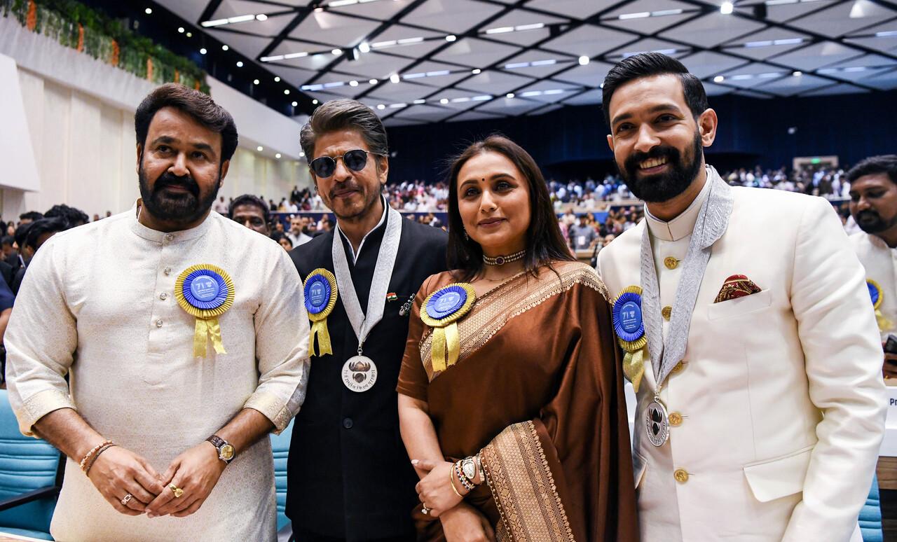 After the win, Mohanlal, Shah Rukh Khan, Rani Mukerji and Vikrant Massey posed for a perfect picture. these artists are truly Indian cinema's pride. 